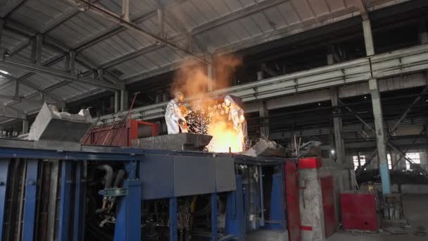 Hombre trabajando con metal líquido en fábrica. Chispas de fábrica de metal — Vídeo de stock