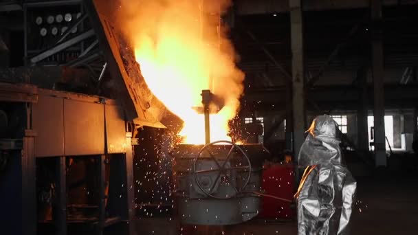 Man arbetar med flytande metall i fabriken. Metall fabrik — Stockvideo