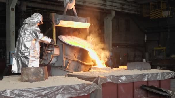 Man arbetar med flytande metall i fabriken. Metall fabrik gnistor — Stockvideo