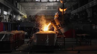 Sıvı metal fabrikasında çalışan adam. Metal fabrika sparks