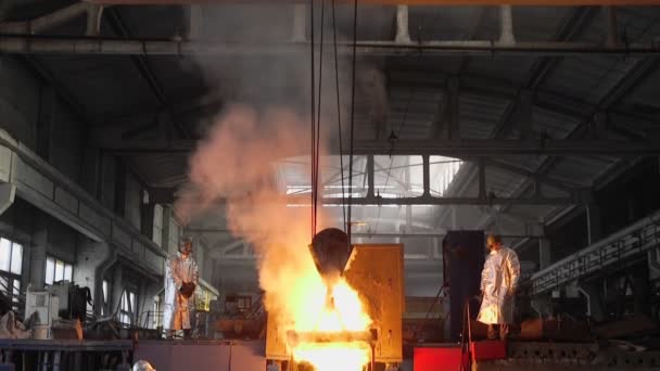 Homme travaillant avec du métal liquide en usine. Étincelles d'usine métallique — Video