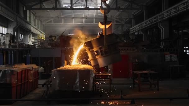 Homme travaillant avec du métal liquide en usine. Étincelles d'usine métallique — Video