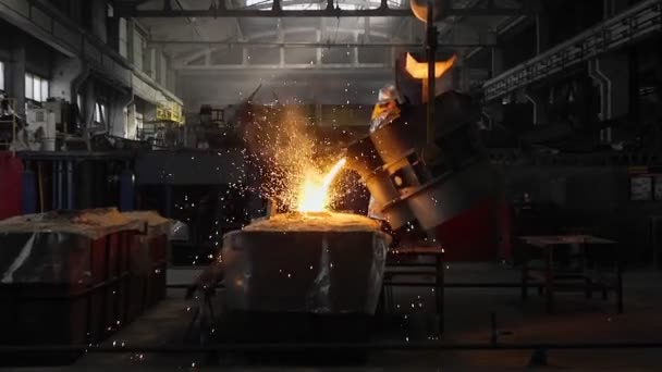 Man arbetar med flytande metall i fabriken. Metall fabrik gnistor — Stockvideo