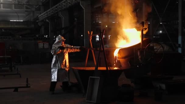 Man aan het werk met vloeibaar metaal in fabriek. Metalen fabriek — Stockvideo