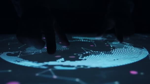 Man draait hemelse Kaart op het touch screen zintuiglijke interactieve tafel. — Stockvideo