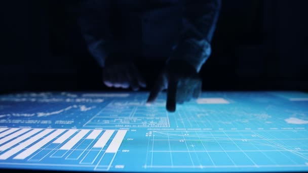 Чоловік працює з діаграмами, індикаторами діаграм сенсорного екрану інтерактивної таблиці — стокове відео