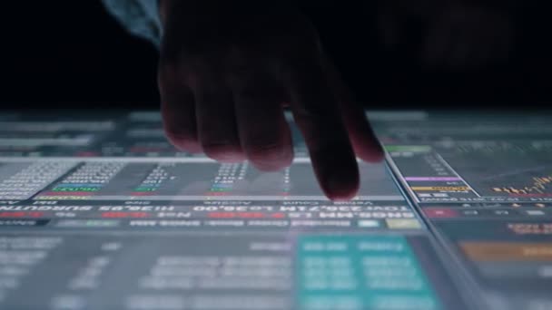 Mann Indikatoren auf Sensor Touchscreen sensorischen interaktiven Tisch im Dunkeln. — Stockvideo