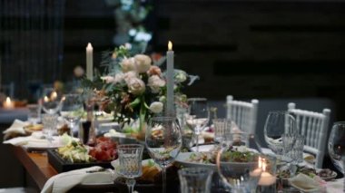 Mumlar ve çiçekler ile dekore edilmiş restoran düğün masa ziyafet salonu,.