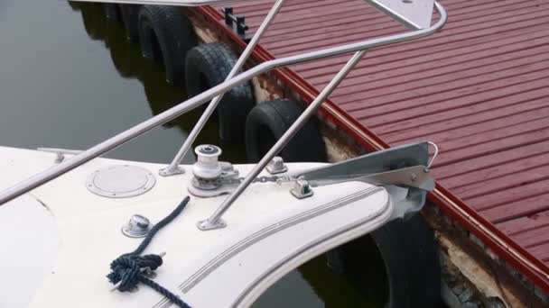 Nez d’un yacht blanc amarré à la jetée dans le stationnement. — Video