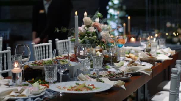 Банкетный зал свадебного стола ресторана, украшенный свечами и цветами . — стоковое видео