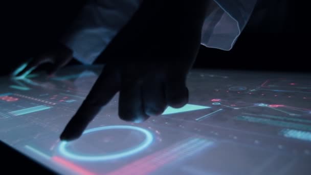 Indicadores de hombre en la pantalla táctil del sensor mesa sensorial interactiva en la oscuridad . — Vídeos de Stock