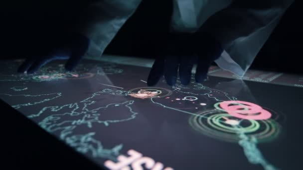 Man indicatoren op sensor touch screen zintuiglijke interactieve tafel in het donker. — Stockvideo