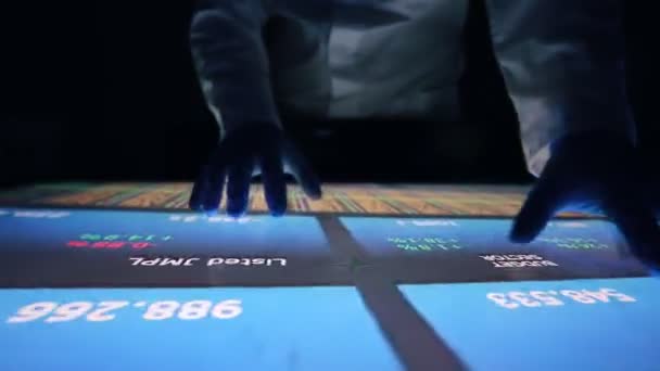 Man wskaźniki na ekranie dotykowym czujnika sensoryczny interaktywny stół w ciemności. — Wideo stockowe