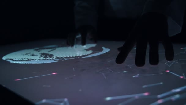 Indikator pria pada sensor sentuh layar sensor interaktif tabel dalam gelap . — Stok Video
