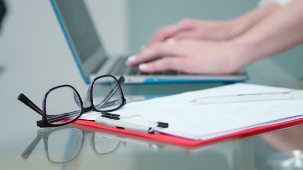 Psychologe tippt auf Laptop, Hände in Großaufnahme. — Stockvideo