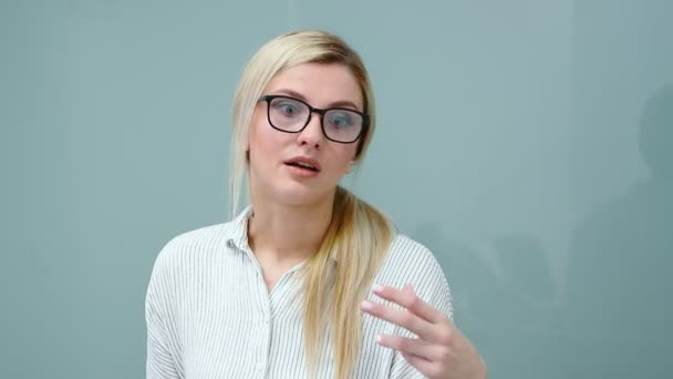 Jeune femme psychologue en lunettes parle émotionnellement avec son client . — Video