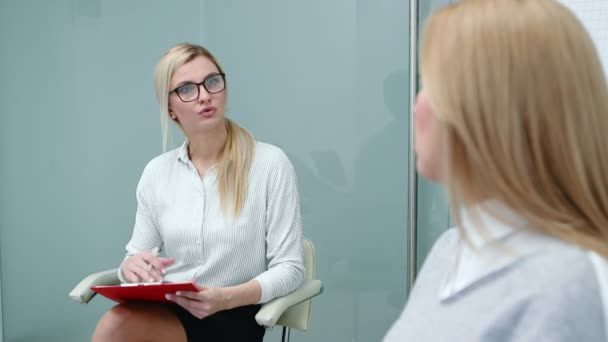 Entrevista de trabajo con hr especialista en gran empresa para la mujer solicitante . — Vídeos de Stock