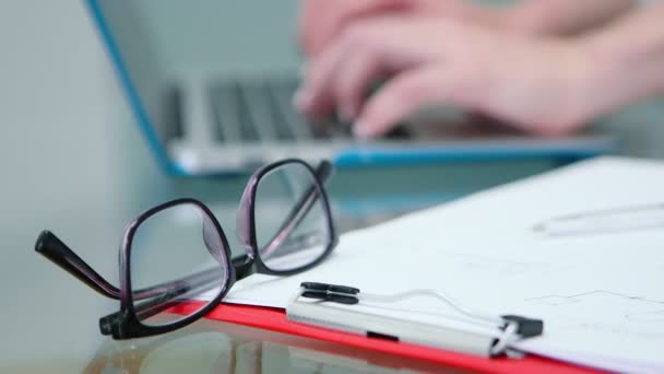 Бізнес-леді друкує на ноутбуці, руки крупним планом . — стокове відео