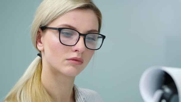 Femme d'affaires se prépare pour sa présentation en écrivant ses idées sur tableau à feuilles mobiles . — Video