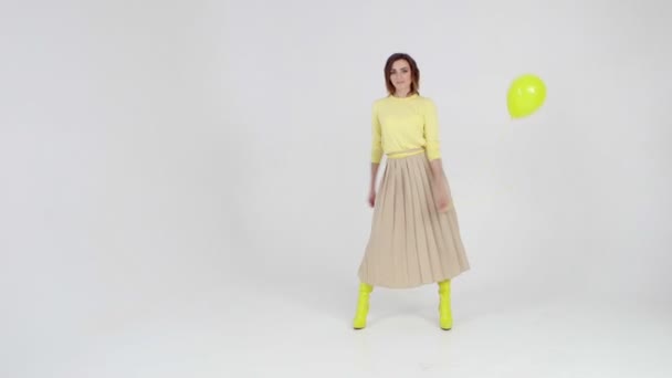 Young woman is dancing swish swish dance at light background. — Stok video