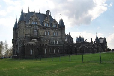 Suyun kenarında kamp.