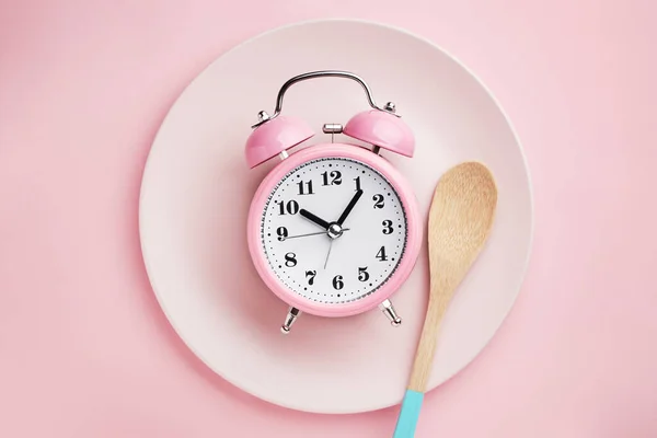 Reloj Despertador Cuchara Madera Placa Rosa Vacía Concepto Ayuno Intermitente — Foto de Stock