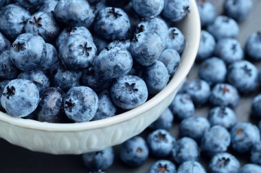 Taze seçilmiş yaban mersini kasesinde, yakın plan.