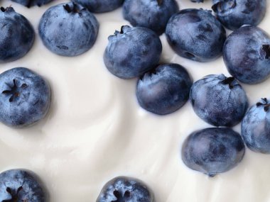 Yabanmersinli yoğurt. Yakın çekim, üst görünüm