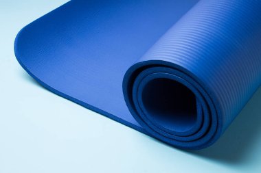 Mavi yoga minderi. Yoga için ekipman. Sağlıklı yaşam tarzı ve spor kavramı.