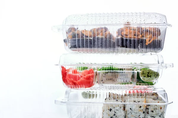 一堆堆装有寿司卷的塑料盒 粮食交付 — 图库照片