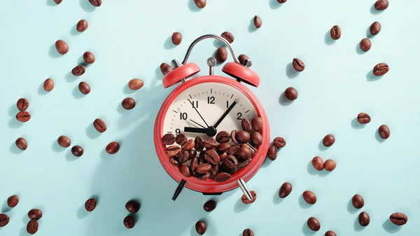 Reloj Despertador Rojo Granos Café Tostados Sobre Fondo Azul Con — Foto de Stock