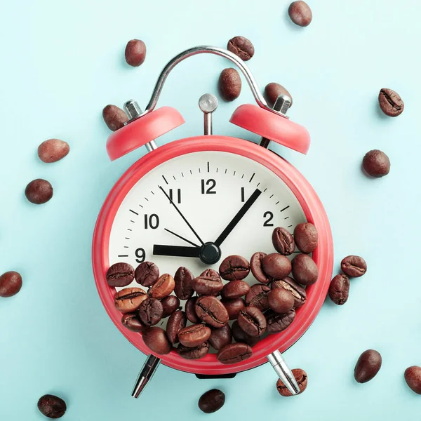 Reloj Despertador Rojo Granos Café Tostados Sobre Fondo Azul Concepto —  Fotos de Stock