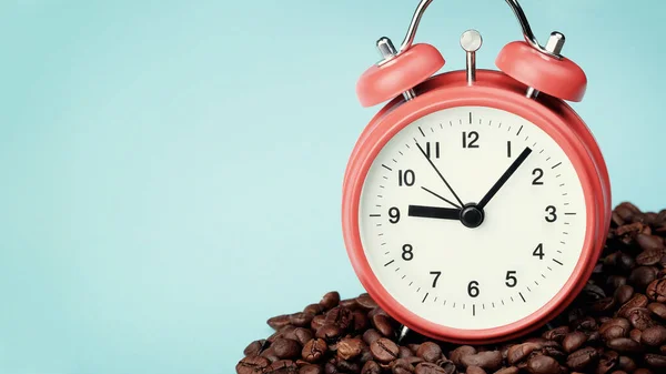 Reloj Despertador Rojo Pie Montón Granos Café Concepto Despertar Matutino — Foto de Stock