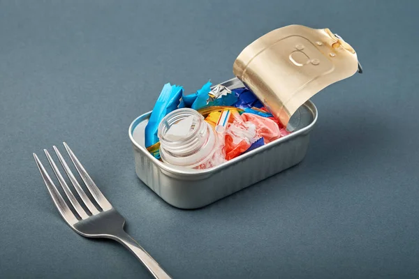 打开罐头和叉子 塑料废弃物 而不是鱼里面 海洋塑料污染概念 — 图库照片