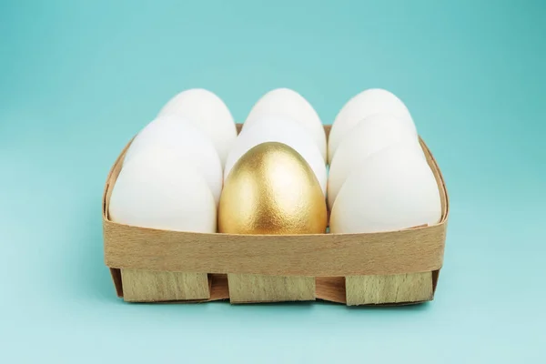 One Golden Egg White Eggs Wooden Box Blue Background Uniqueness — Stock Photo, Image