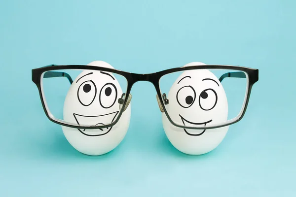 Dos Huevos Divertidos Miran Través Lentes Gafas Corrección Visión — Foto de Stock