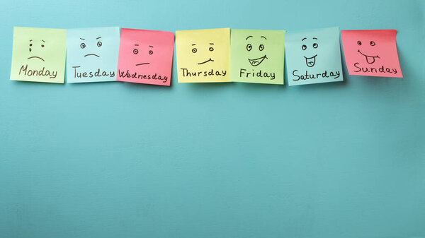 День недели и выражение лица. Цветные наклейки на синем фоне
