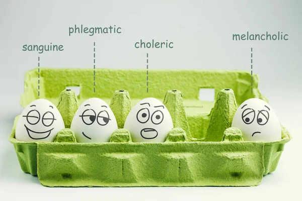 Четыре Яйца Яичной Коробке Типы Темпераментов Сангвиник Холерик Флегматик Меланхолик — стоковое фото