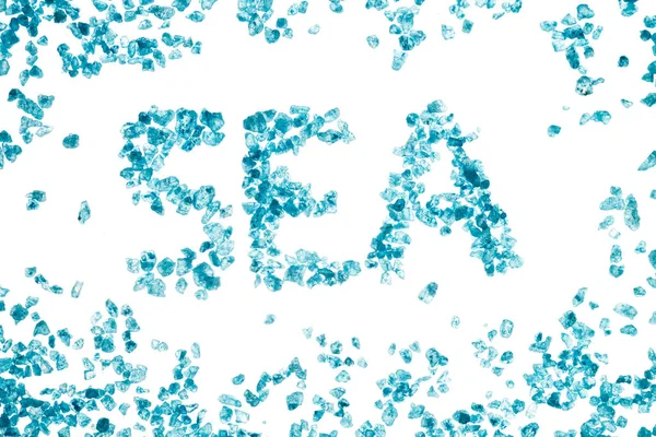 Niebieskie Kryształy Soli Morskiej Napis Sea Białym Tle — Zdjęcie stockowe
