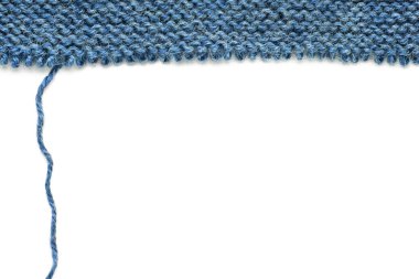 Beyaz arkaplanda örülmüş kumaş çözülüyor