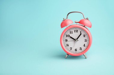 Yapıştırıcı arkaplanındaki kırmızı alarm saati