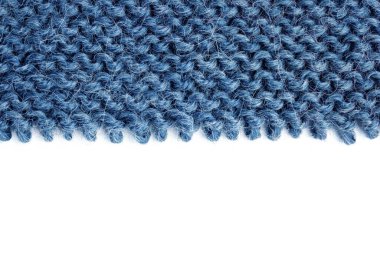 Beyaz arkaplanda örülmüş kumaş çözülüyor