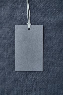 Mavi keten elbise arka planında boş kağıt etiket