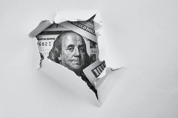 Kağıdın altında 100 dolarlık banknot.