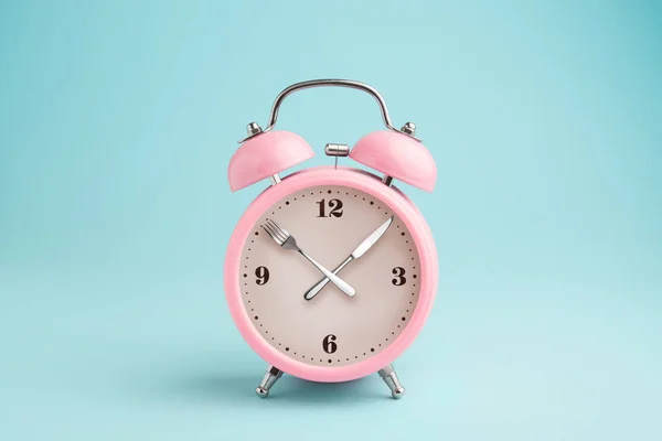 Reloj Despertador Tenedor Cuchillo Lugar Manecillas Reloj Concepto Ayuno Intermitente — Foto de Stock