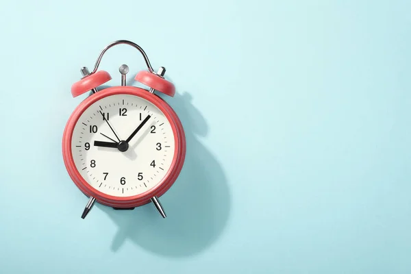 Reloj Despertador Rojo Con Sombra Sobre Fondo Azul Vista Desde — Foto de Stock