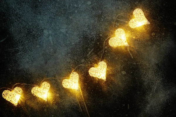 Hermosas Luces Hadas Forma Corazón Que Brillan Oscuridad Fondo Del — Foto de Stock