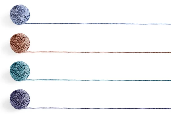 Чотири Різнокольорові Вовняні Кульки Пряжі Ізольовані Білому Тлі Порожня Списку — стокове фото