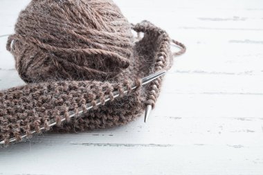 Benjamin Franklin 'in portresi beyaz arka plandaki boşlukta (delik) 100 dolarlık banknotun üzerinde. Kirli para, yasadışı gelir. Suçlu parası.