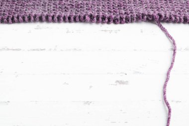 Beyaz arkaplanda örülmüş kumaş çözülüyor